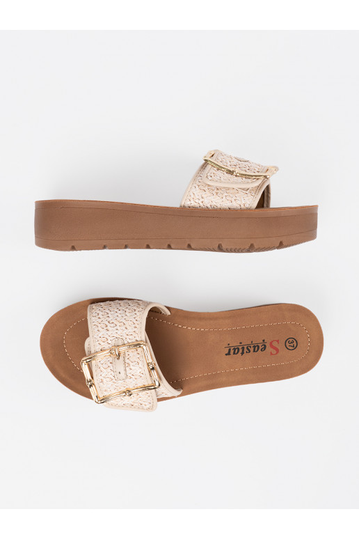 Čības zdobione złotą klamrą