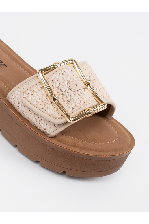 Čības zdobione złotą klamrą