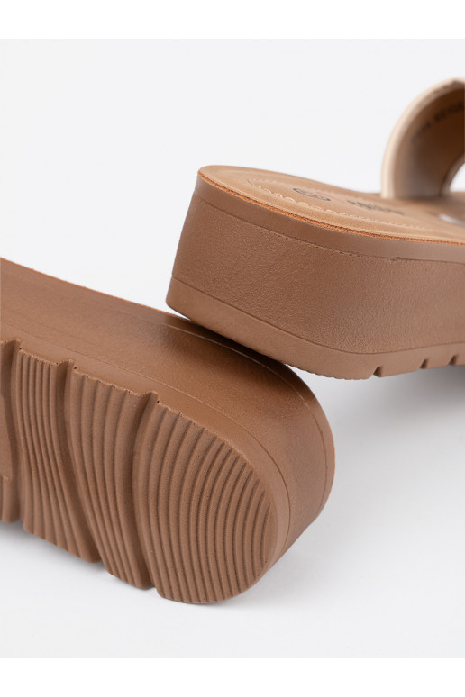 Čības zdobione złotą klamrą