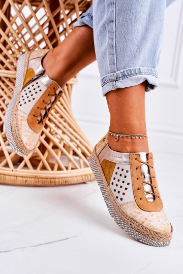 Eko ādas apavi ir dzelteni