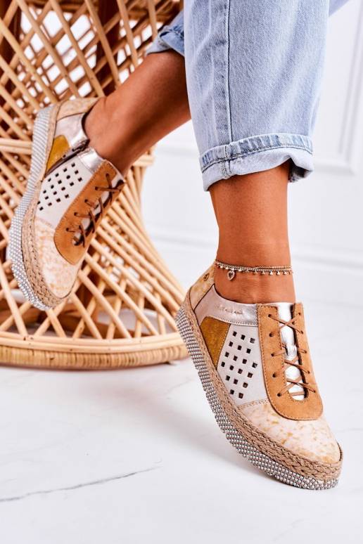 Eko ādas apavi ir dzelteni