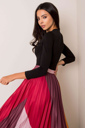 Reičelas melnais bodijs 2