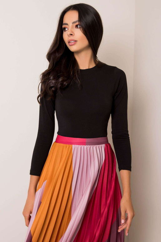 Reičelas melnais bodijs