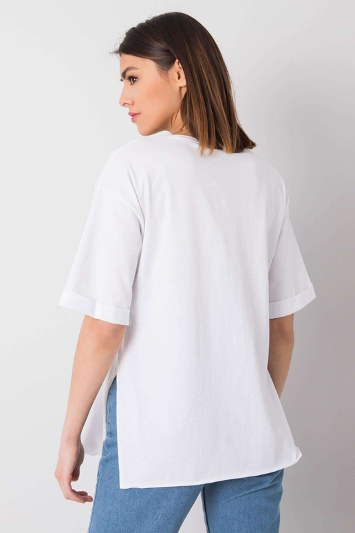 Balts t-krekls ar uzrakstu Riley RUE...