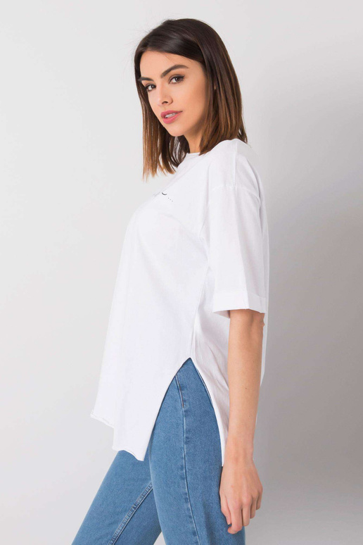 Balts t-krekls ar uzrakstu Riley RUE...