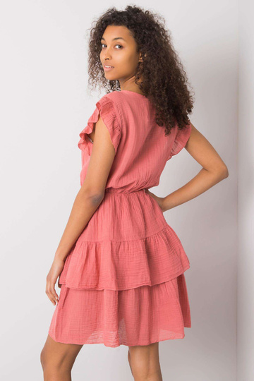 Rozā kleita ar volāniem...