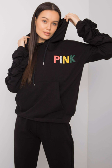 Melns sporta tērpa...