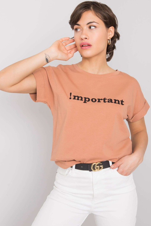 Kamieļu t-krekls ar uzrakstu Saniyah