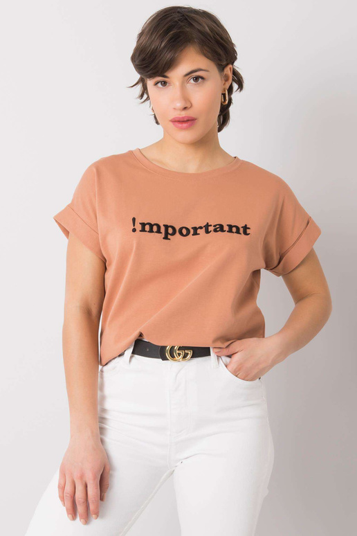 Kamieļu t-krekls ar uzrakstu Saniyah