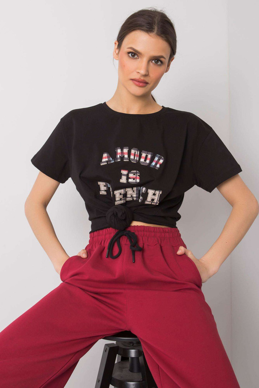 Melns t-krekls ar Elani uzrakstu