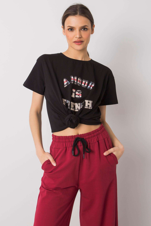 Melns t-krekls ar Elani uzrakstu