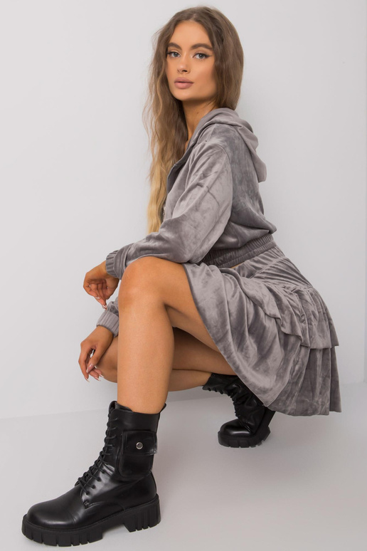 Pelēks velūra komplekts ar svārkiem...