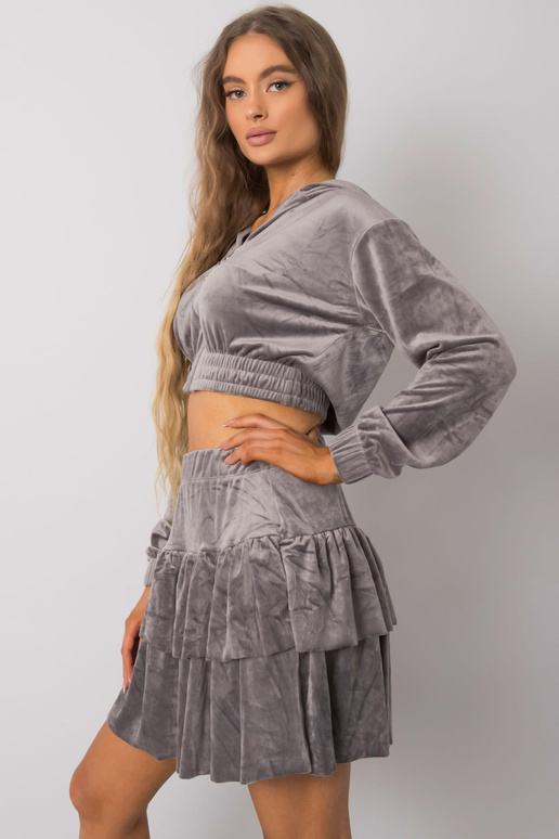 Pelēks velūra komplekts ar svārkiem...