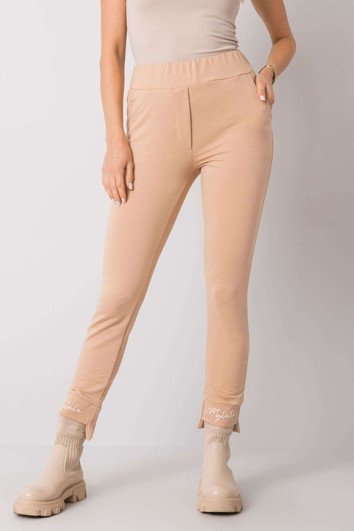 Bēšas treniņbikses ar Karen izšuvumu Bēšas treniņbikses ar Karen izšuvumu