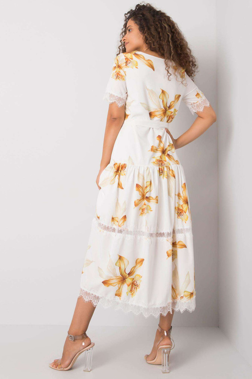 Balta kleita ar Jaina jostu