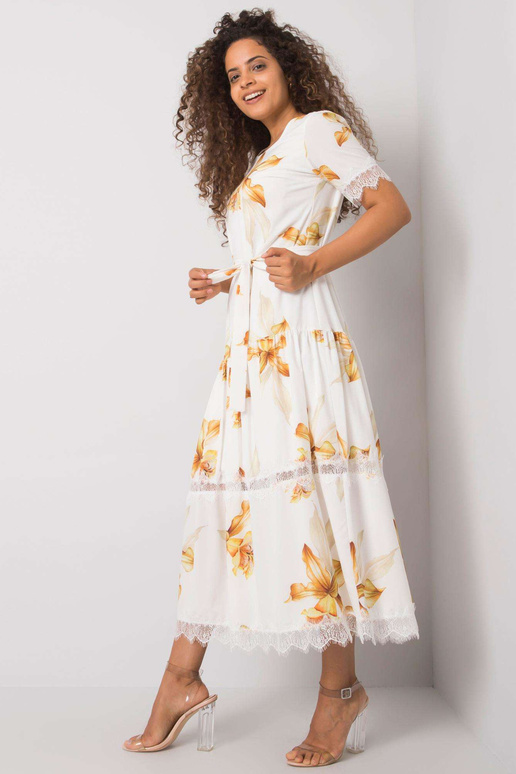 Balta kleita ar Jaina jostu