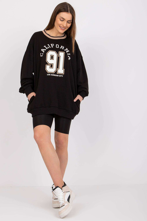 Melns sporta krekls ar izšuvumu Suzanne