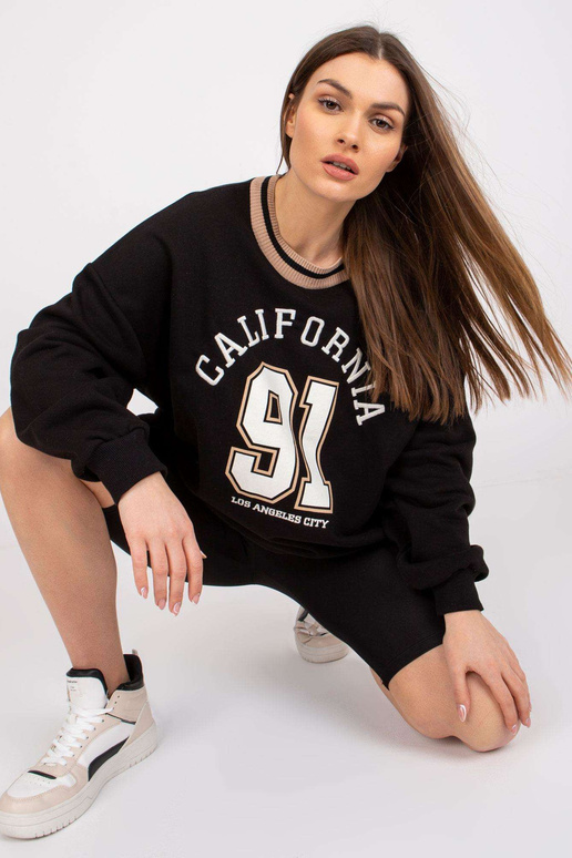 Melns sporta krekls ar izšuvumu Suzanne