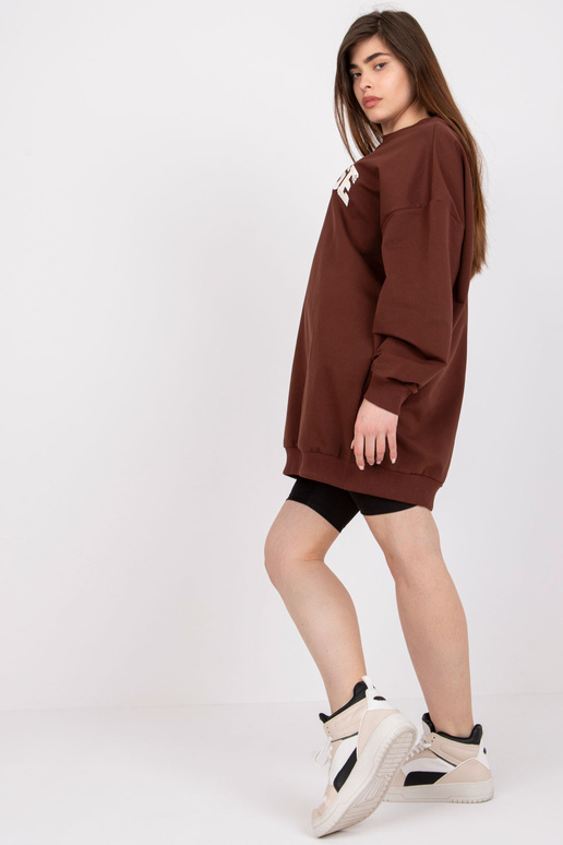 Tumši brūns sporta krekls ar apdruku...