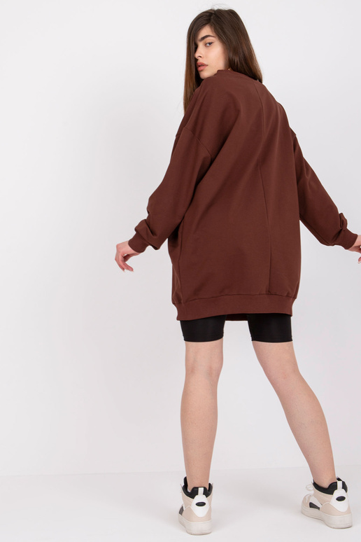 Tumši brūns sporta krekls ar apdruku...