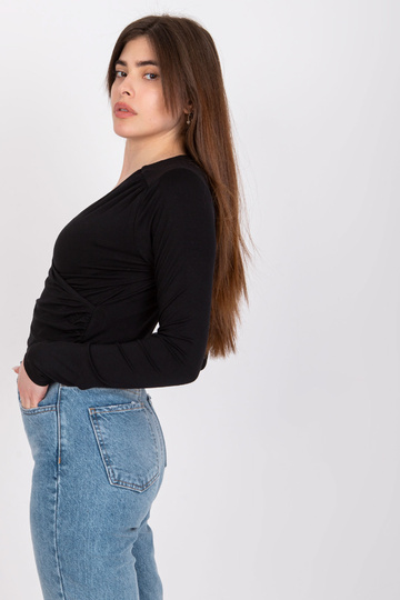 Melna blūze ar izgriezumu... 2