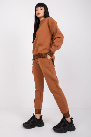 Gaiši brūns sporta tērpa...