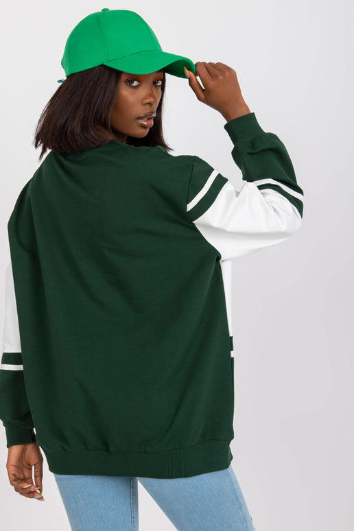 Tumši zaļš un balts brīvs džemperis...