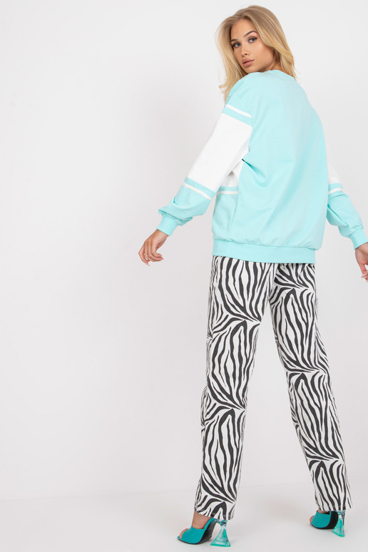 Gaiši zils džemperis bez kapuces... Gaiši zils džemperis bez kapuces...