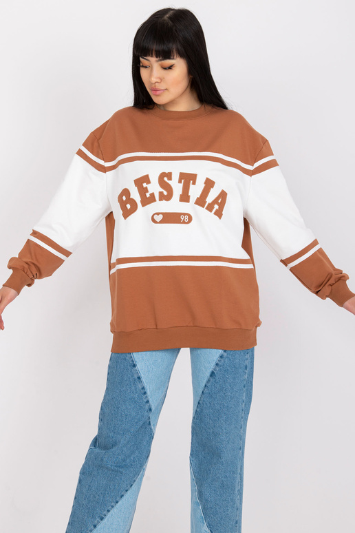 Brūns un balts sporta krekls bez...