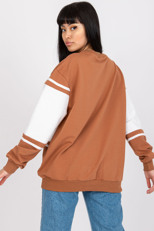 Brūns un balts sporta krekls bez...