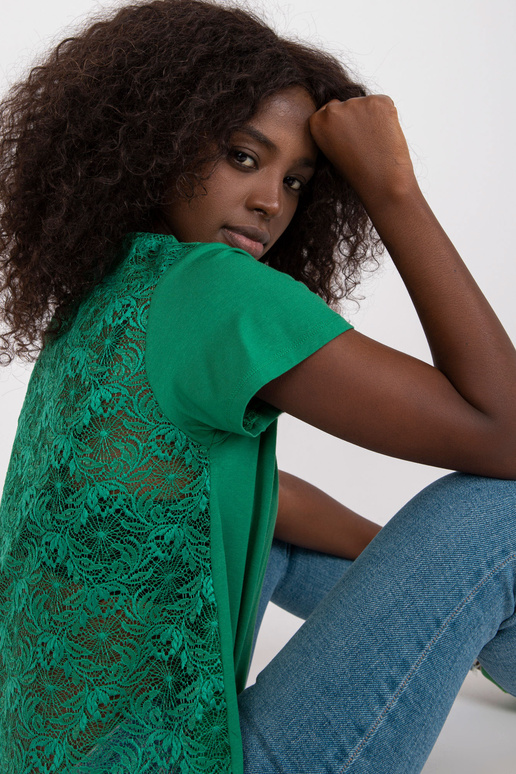 Tumši zaļa brīva blūze ar mežģīņu muguru Tumši zaļa brīva blūze ar mežģīņu muguru