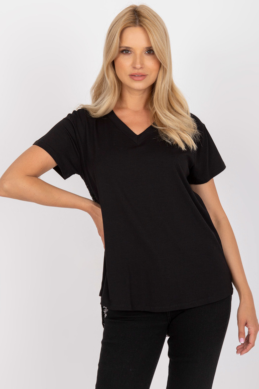 Melna blūze ar mežģīnēm ar garāku muguru Melna blūze ar mežģīnēm ar garāku muguru