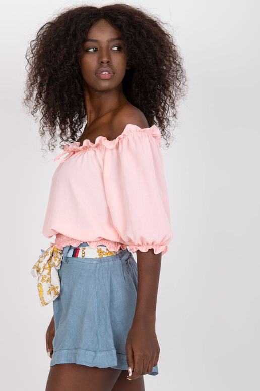 Gaiši rozā īsa spāņu blūze ar volāniem Gaiši rozā īsa spāņu blūze ar volāniem