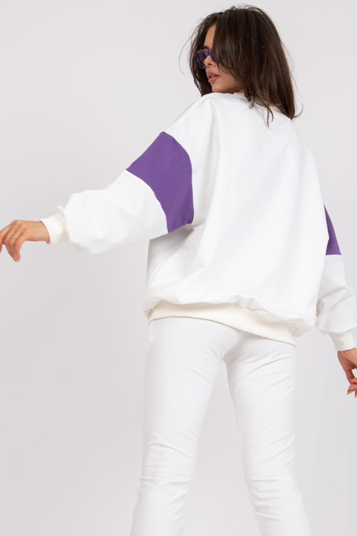 Balts un violets sporta tērpa...