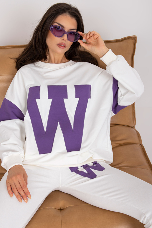 Balts un violets sporta tērpa...