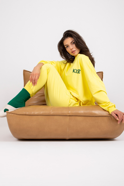 Dzeltens divdaļīgs sporta tērpa...