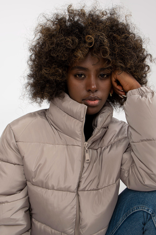 Gaiši pelēka stepēta ziemas jaka ar... Gaiši pelēka stepēta ziemas jaka ar...