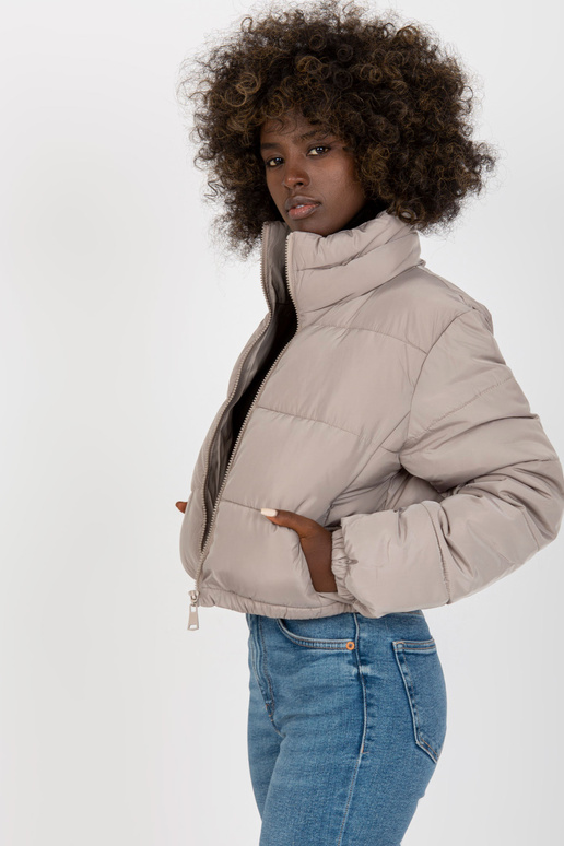 Gaiši pelēka stepēta ziemas jaka ar... Gaiši pelēka stepēta ziemas jaka ar...