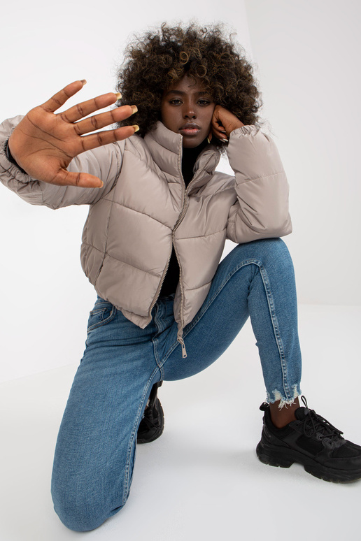 Gaiši pelēka stepēta ziemas jaka ar... Gaiši pelēka stepēta ziemas jaka ar...