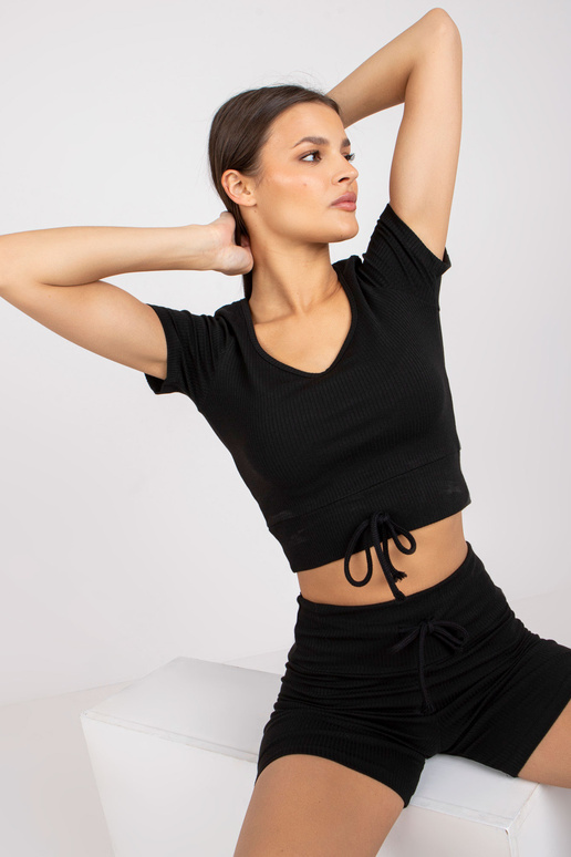 Melns trīsdaļīgs pamata komplekts ar... Melns trīsdaļīgs pamata komplekts ar...