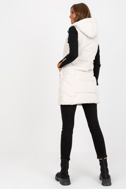 Gaiši bēša gara dūnu veste ar vatējumu