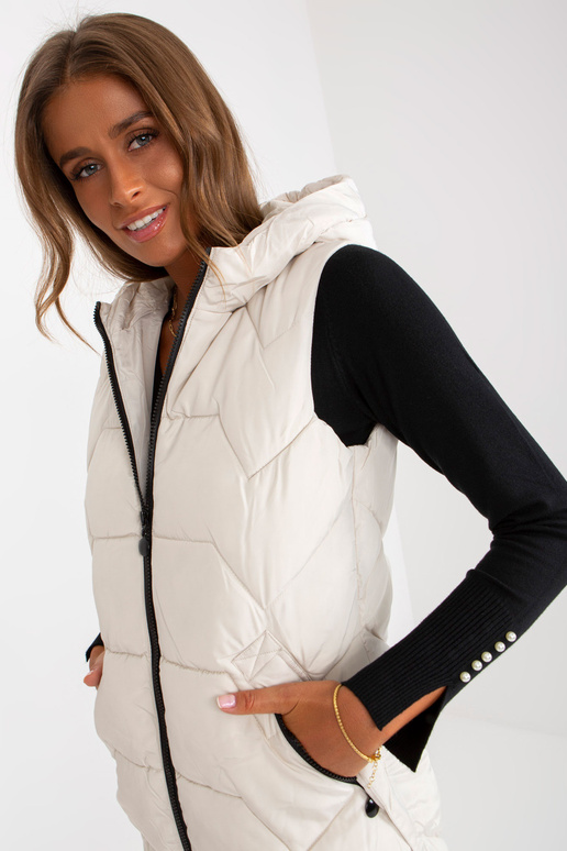 Gaiši bēša gara dūnu veste ar vatējumu