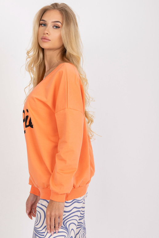 Džemperis ar oranži melnu apdruku ar... Džemperis ar oranži melnu apdruku ar...