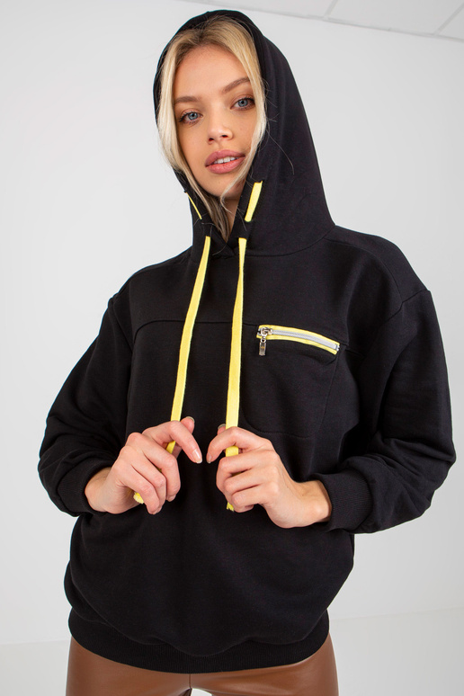 Melns sporta krekls ar kapuci un kabatu Melns sporta krekls ar kapuci un kabatu