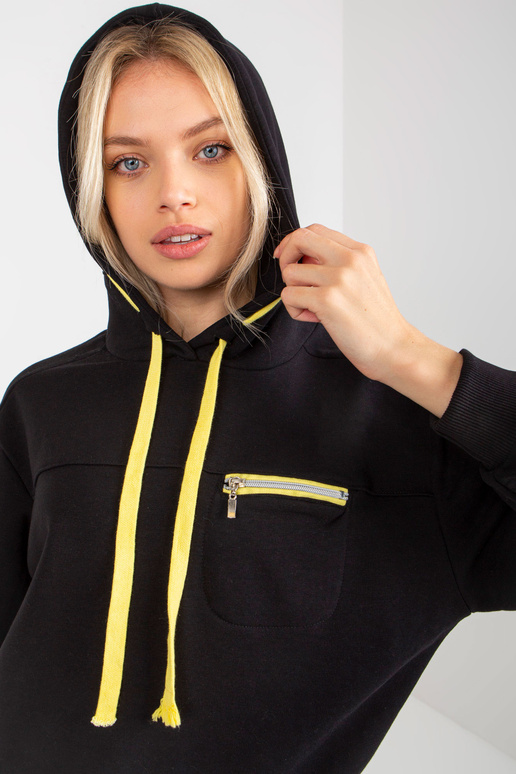 Melns sporta krekls ar kapuci un kabatu Melns sporta krekls ar kapuci un kabatu