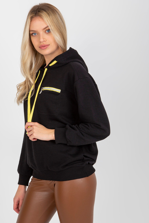 Melns sporta krekls ar kapuci un kabatu Melns sporta krekls ar kapuci un kabatu