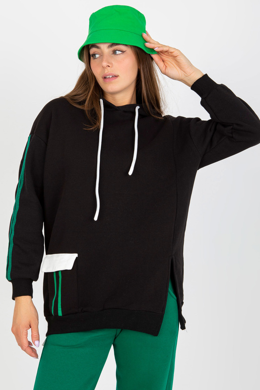 Melns džemperis ar kapuci un svītrām Melns džemperis ar kapuci un svītrām