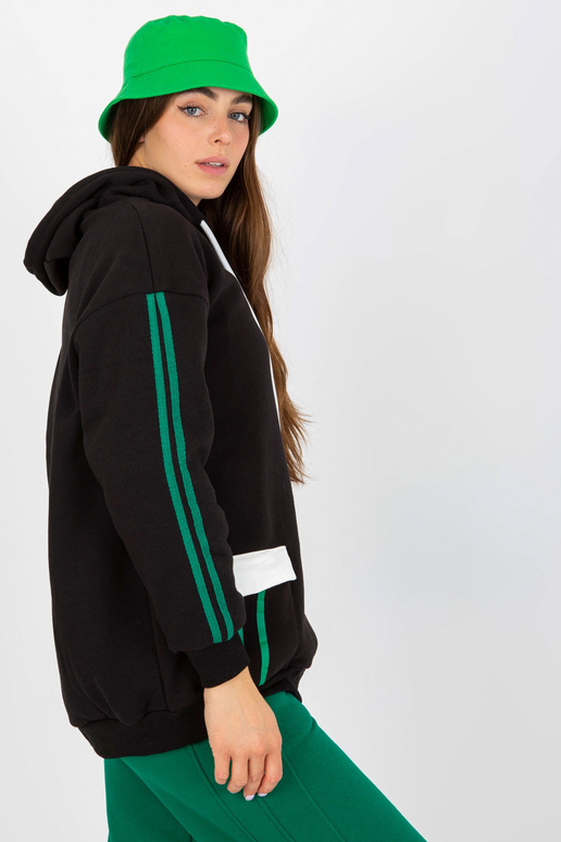 Melns džemperis ar kapuci un svītrām Melns džemperis ar kapuci un svītrām