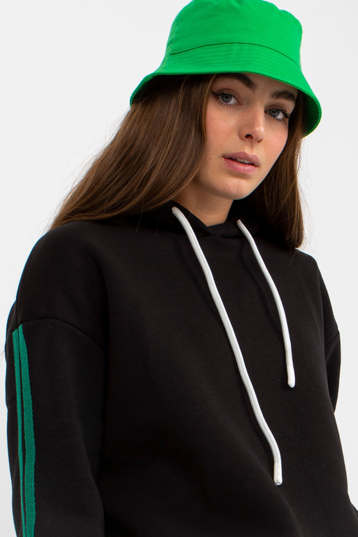 Melns džemperis ar kapuci un svītrām Melns džemperis ar kapuci un svītrām