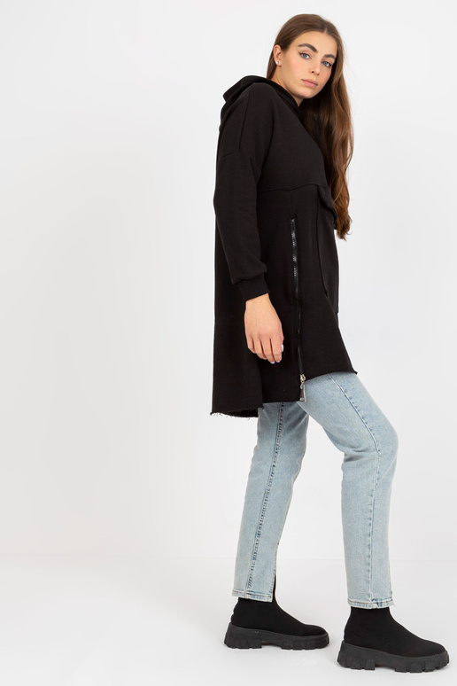 Melns sieviešu garais džemperis ar... Melns sieviešu garais džemperis ar...